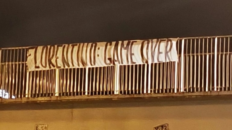 开云注册网址-皇马球迷挂横幅抗议：弗洛伦蒂诺，失败接着失败，江郎才尽的主席